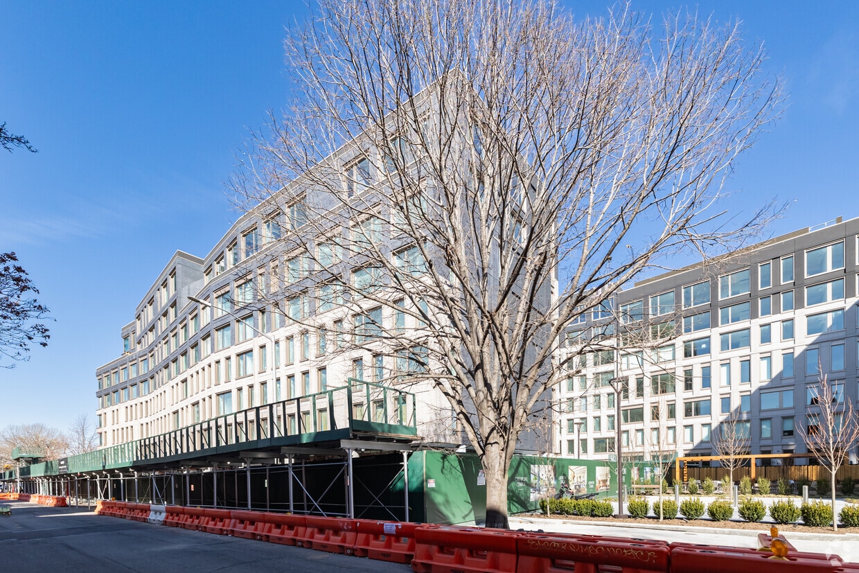Primary Photo - Greenpoint Central