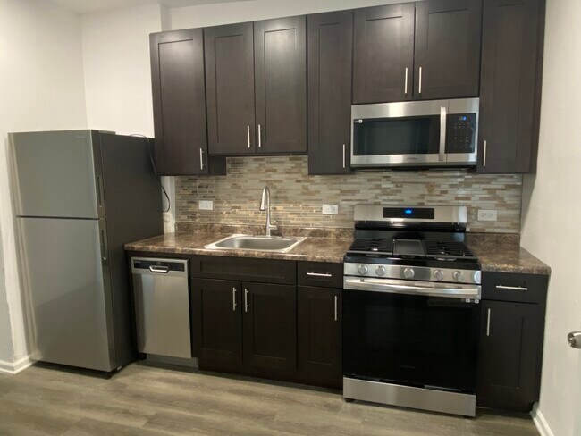 Foto del edificio - 642 N Pine Ave