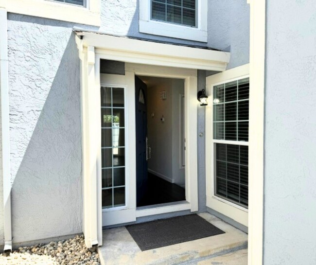 Foto del edificio - Available Now! Beautiful Updated Townhome in Desirable Northwood Commons | 3 Bed, 2.5 Bath