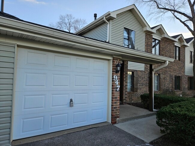 Building Photo - 947 Cross Creek Dr N