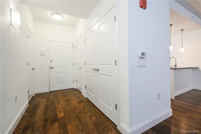 Foto del edificio - 10 Byron Pl