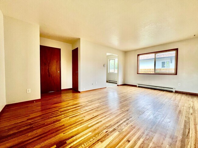 Building Photo - ADORABLE, CLEAN, and WELL MAINTAINED! Incl...