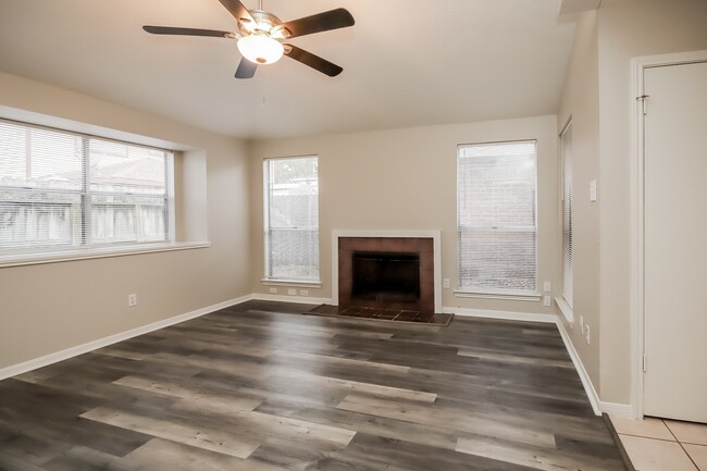 Foto del edificio - 7819 Terra Cotta Dr