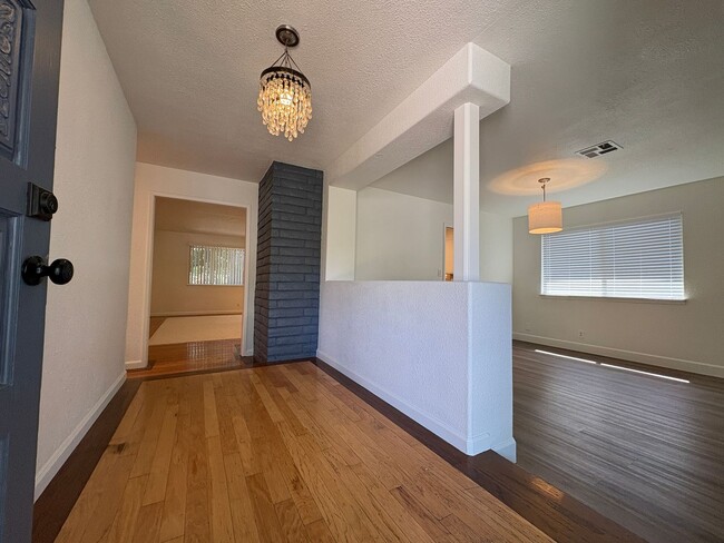 Foto del edificio - Beautiful 3 Bed, 2 Bath Home in a Desirabl...
