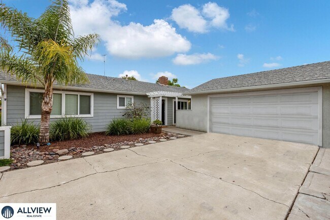 Foto del edificio - Serra Mesa 3 Bedroom Home with Private Yard & Oversized 2-Car Garage