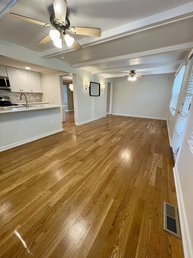Foto del edificio - 7147 Cherokee Dr