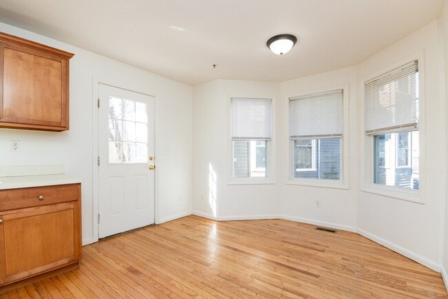 Building Photo - 19 Oakwood St