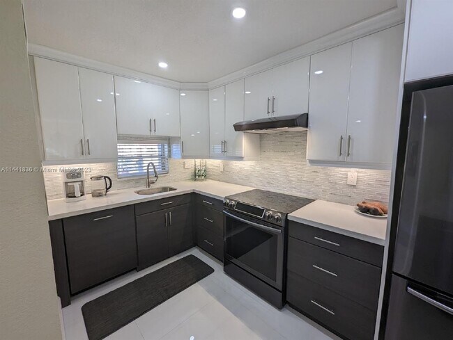 Building Photo - 9300 N Hollybrook Lake Dr