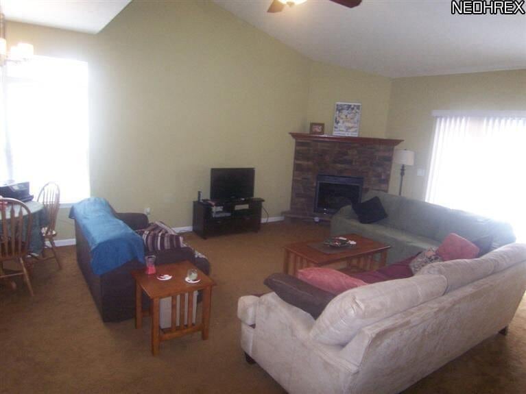 Building Photo - 880 Lakeview Court
