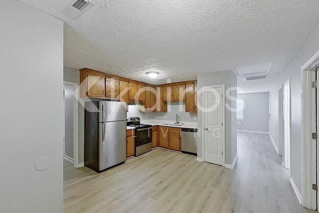 Building Photo - 305 Deer Park Dr