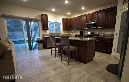 Foto del edificio - 5 br, 2.5 bath House - 1751 Red Alder Ave