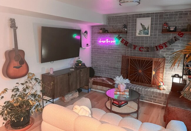 Foto del edificio - 8301 Chase Dr