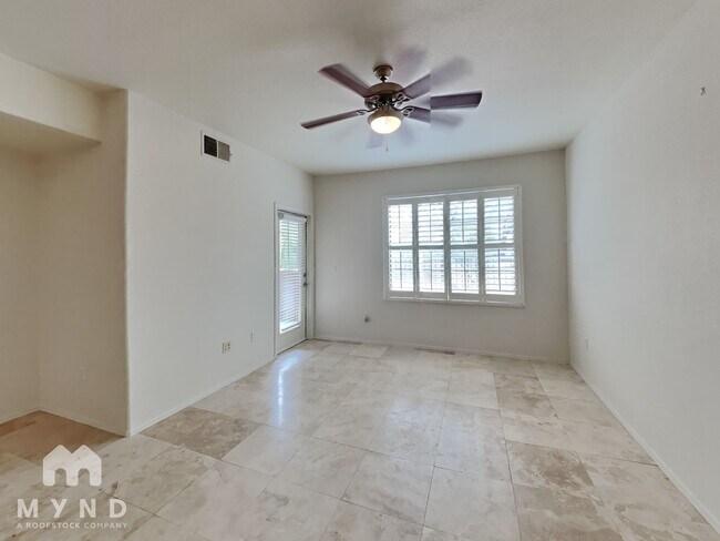 Foto del edificio - 5302 E Van Buren St
