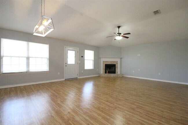 Building Photo - 2418 Flintstone Dr