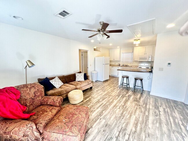 Foto del edificio - 302 Corman Ave