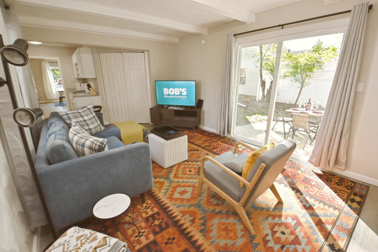 Foto principal - 815 N Twyckenham Dr