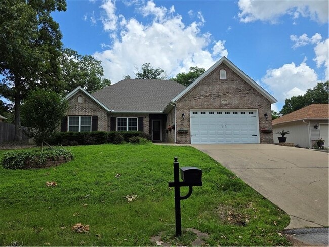 Building Photo - 15 Thackery Ln