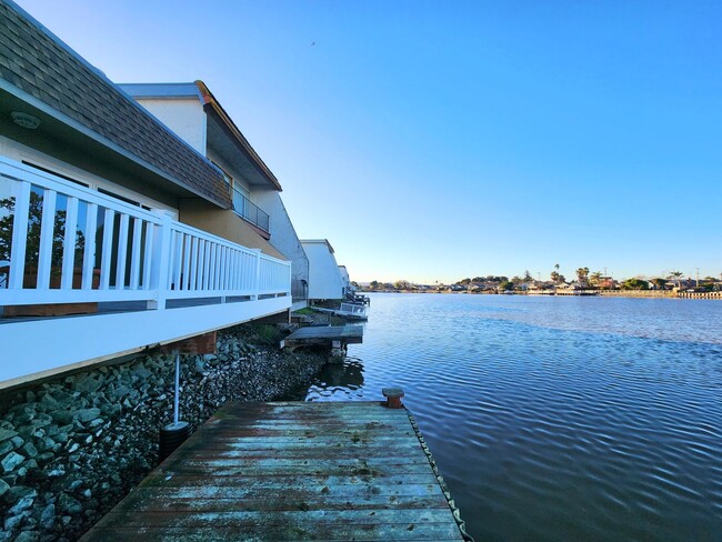 Building Photo - Spacious luxury waterfront home on the lagoon