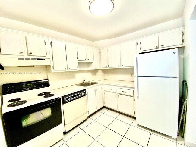 Foto del edificio - 16950 W Dixie Hwy