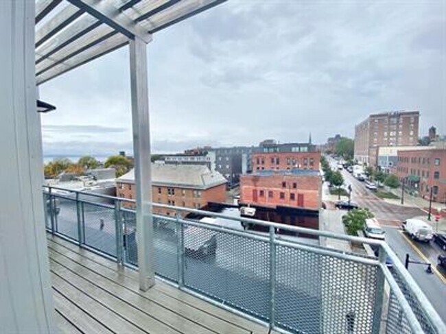 Foto del edificio - Two Bedroom Condo Downtown Burlington with...