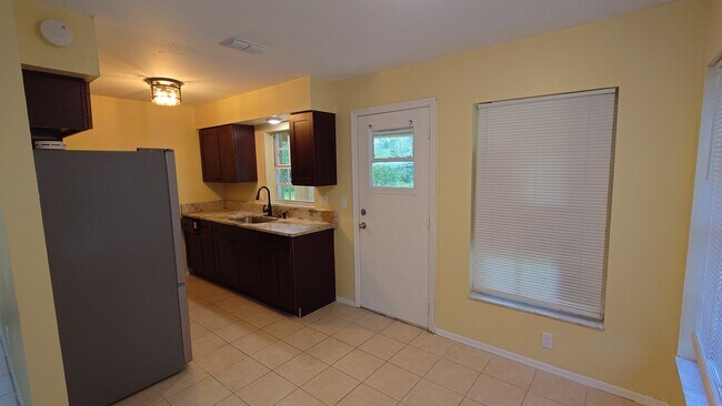 Foto del edificio - 13446 Johnson St