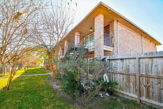 Building Photo - 7906 Prestwood Dr