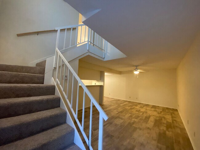 Foto del edificio - Charming 2 Bedroom, 2.5 Bath Condo, Move-In Ready! Step into this beautifully maintained condo fe...