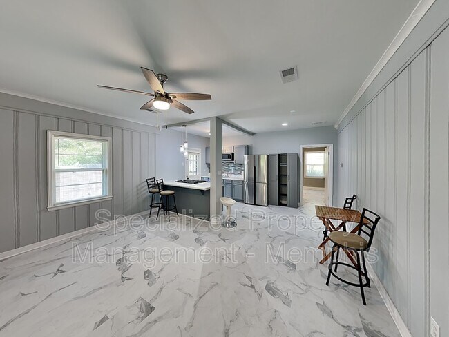 Building Photo - 1012 Robin Hood Ln