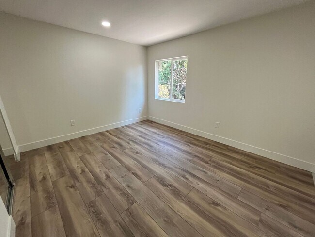 Foto del edificio - Brand New Remodel (2026)!! 5 Bedroom 2 Bathroom Home Near Campus