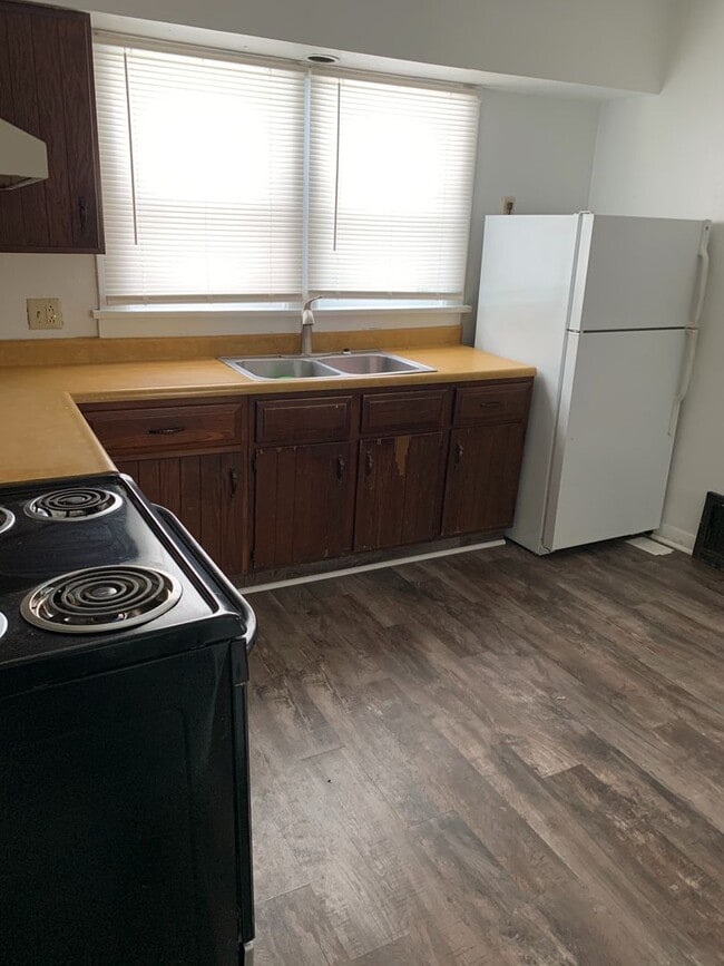Building Photo - One bedroom house, newer flooring $550 per...