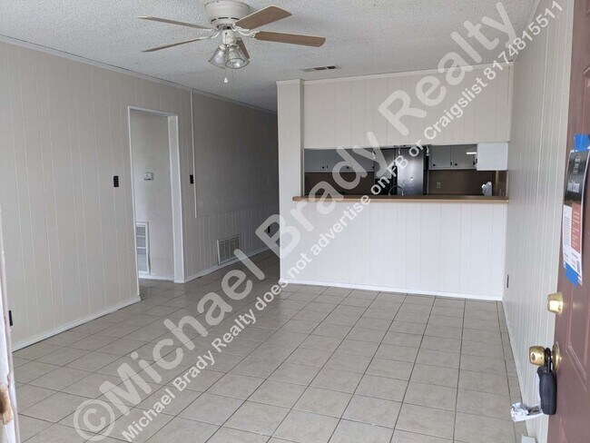 Building Photo - 3262 Matthews Dr