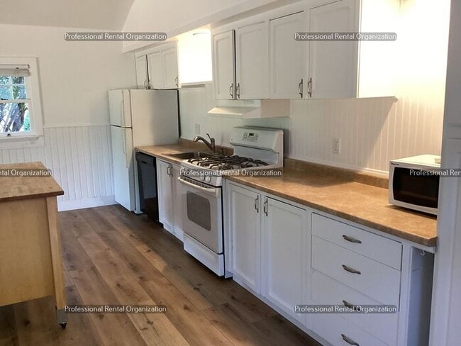 Building Photo - Wine County Cottage Delight
