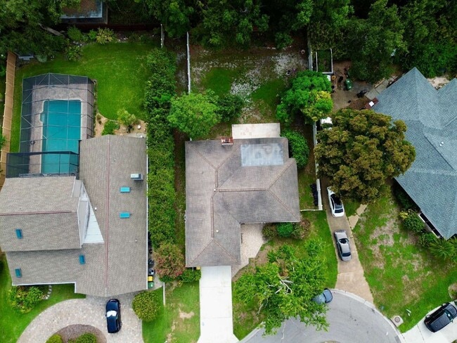 Building Photo - 423 Whispering Oaks Ct