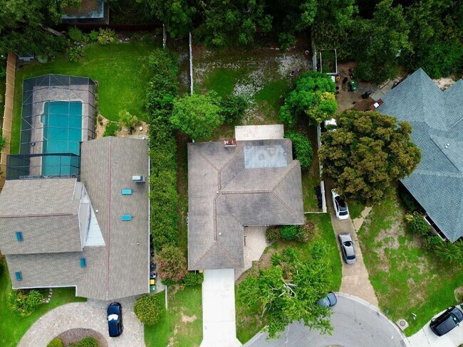 Foto del edificio - 423 Whispering Oaks Ct