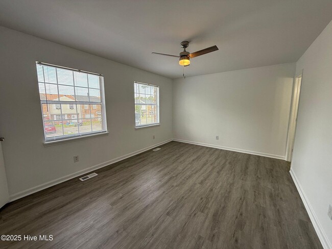 Foto del edificio - 206 Myrtlewood Cir