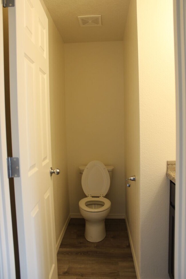 Foto del edificio - 4 BR, 2 1/2 BA home with fenced yard.