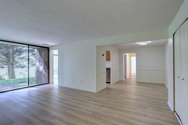 Building Photo - 2 BR/2 BA Garden Level Condo