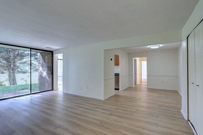 Foto del edificio - 2 BR/2 BA Garden Level Condo