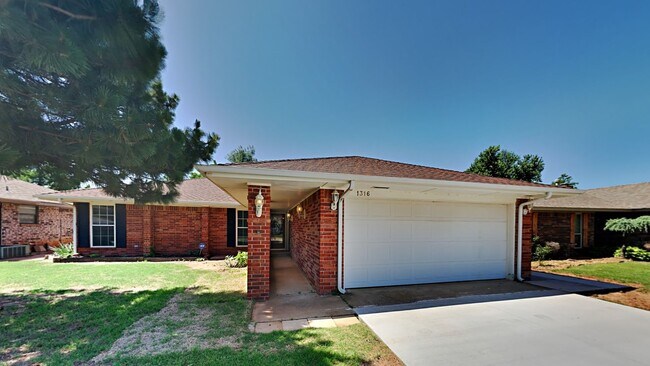 Foto del edificio - Very Nice 3 Bedroom 2 Bath Home in Yukon Schools