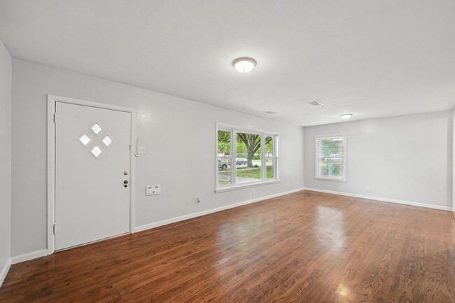 Building Photo - Newly Updated with Large Yard!
