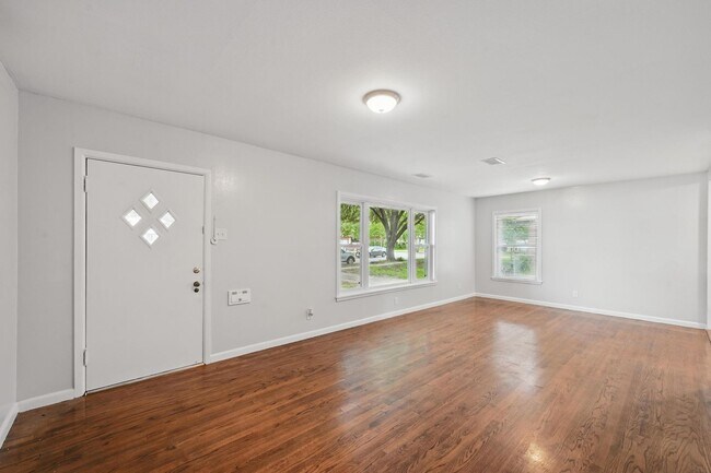 Foto del edificio - Newly Updated with Large Yard!