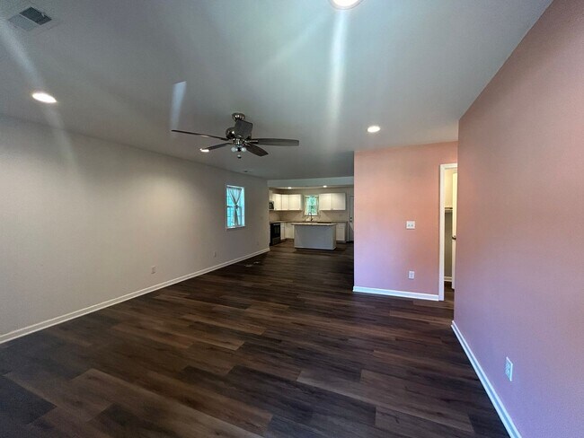 Building Photo - Charming 3 bedroom home located in the heart of Hampstead!