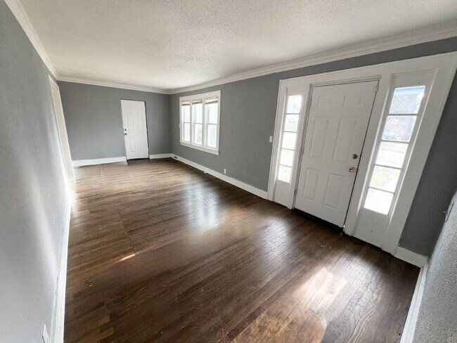 Foto del edificio - Beautiful 3 Bedroom , 2-Bath Home In Kansas City