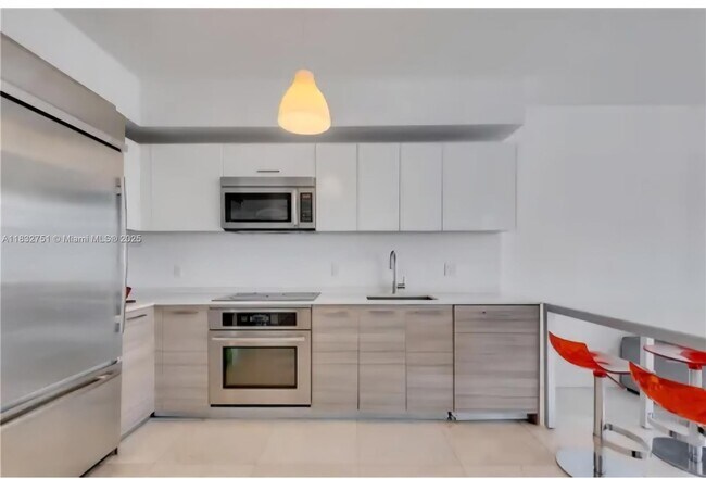 Building Photo - 1300 Brickell Bay Dr