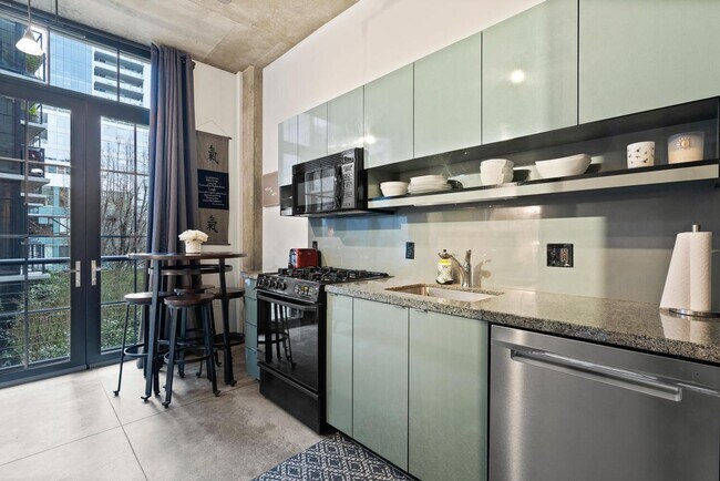 Foto del edificio - **FURNISHED** Streetcar Lofts studio w/par...