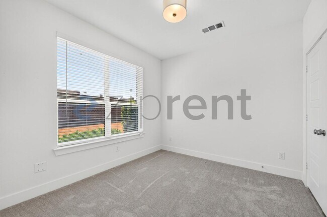 Building Photo - Unit