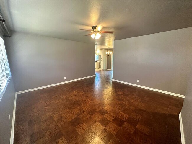 Foto del edificio - 1321 Garland Dr