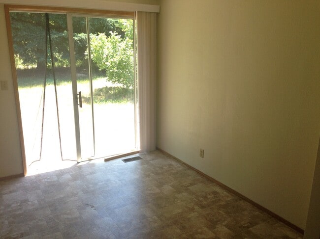 Building Photo - 820 NE Woodcrest Ave