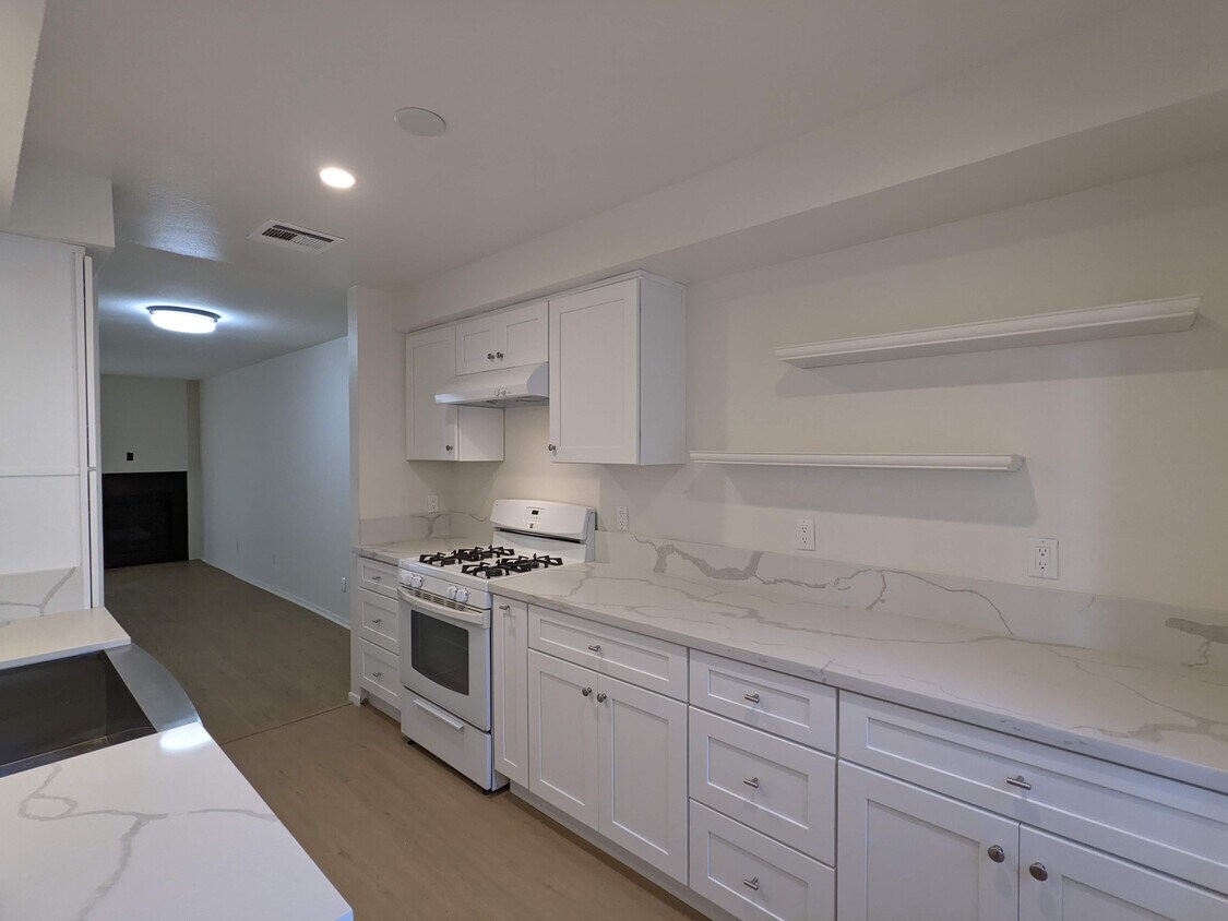 Foto principal - 5805 Whitsett Ave