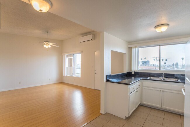 Foto del edificio - 1962 Beachwood Dr